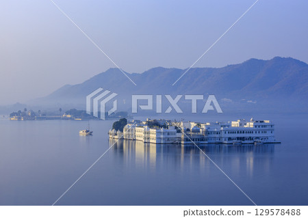 皮丘拉湖上的泰姬湖宮和賈格曼迪爾島宮 129578488