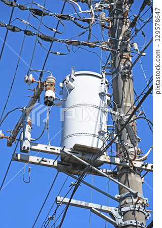 電線桿和電氣設備（桿上變壓器） 129578647