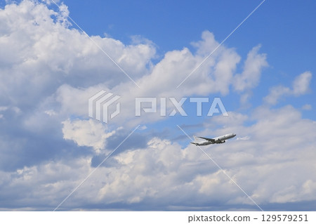 夏日天空中的飛機 129579251