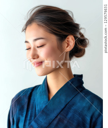 身穿靛藍和服的女子 129579831
