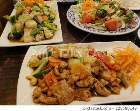 美味炒雞和堅果 - Phetyai Thai 的特色菜單(澳洲凱恩斯) 美味炒雞和堅果 - Phetyai Thai 的特色菜單(澳洲凱恩斯) 129580149