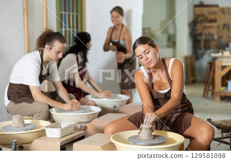 Girl working with pottery wheel 129581098