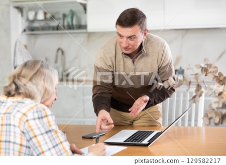 Male agent doing presentation 129582217