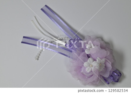 紫色絲帶和花卉裝飾 129582534