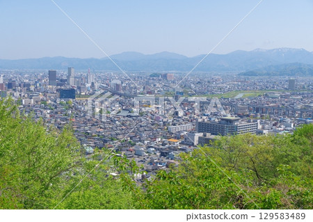 從福井市中心的八幡山展望台眺望 從福井市中心的八幡山展望台眺望 129583489