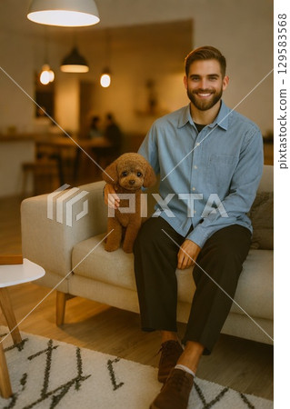 主人在咖啡館與玩具貴賓犬放鬆 129583568