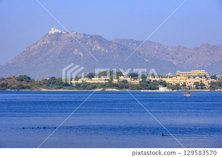 皮丘拉湖對面的烏代維拉斯歐貝羅伊 (Oberoi Udaivilas) 和季風宮 (Sajjangarh Monsoon Palace) 129583570
