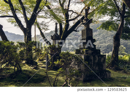 Moss covered stone stupas by Honshoji Temple in Kyoto 129583625