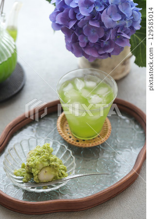 Zunda mochi and green tea snack 129585014