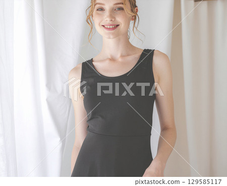 模特兒女人穿著連身裙，金髮碧眼，西方，時裝模特 129585117