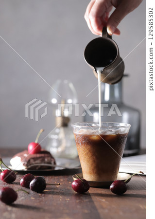 Pour milk into coffee Pour milk into coffee 129585302