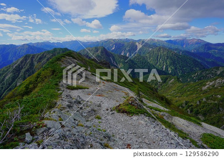 從蓮華山南麓眺望藥師山、赤牛山、水翔山、野口五郎山 129586290