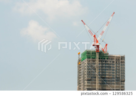 在公寓建造場所的起重機 在公寓建造場所的起重機 129586325