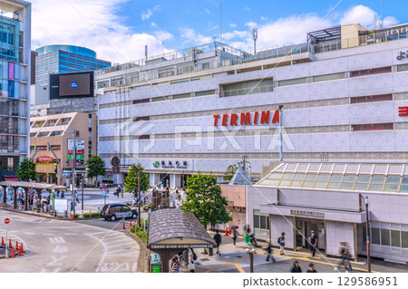 看在東京都市風景風景Kinshicho駐地等在日本 129586951