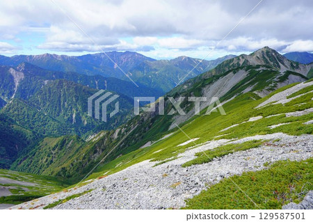 從蓮華山西脊眺望針木山和藥師山 129587501