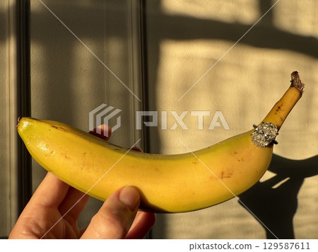 Sparkling diamond ring with banana in warm golden tones Sparkling diamond ring with banana in warm golden tones 129587611