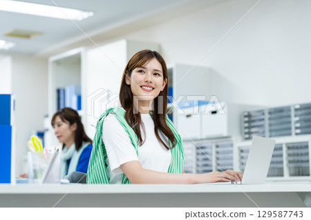 在辦公室工作的女商人 在辦公室工作的女商人 129587743