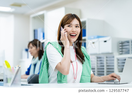Business woman working in the office 129587747