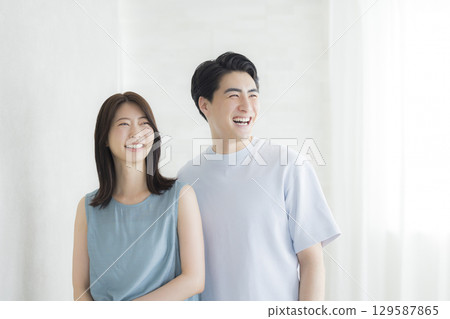 A couple relaxing in relaxing wear 129587865