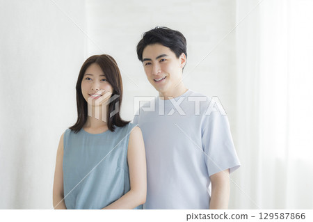 A couple relaxing in relaxing wear 129587866