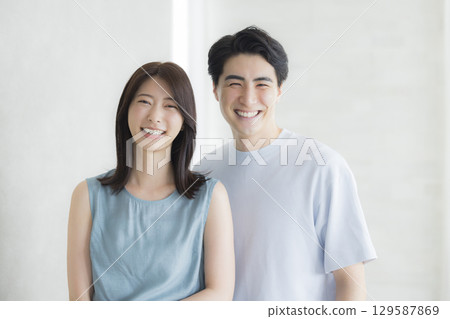 一對穿著休閒裝放鬆的情侶 129587869