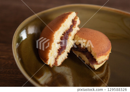 Cross section of dorayaki on a plate 129588326