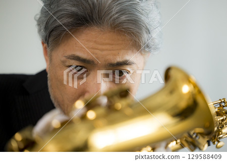 老人正在維護薩克斯風 129588409