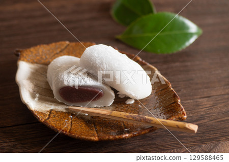 Habutae mochi (smooth bean paste) served on a plate 129588465