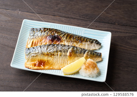 與鹽的烤鯖魚 與鹽的烤鯖魚 129588576