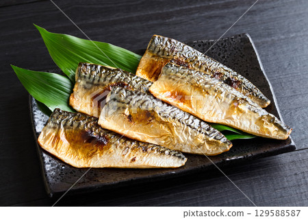 與鹽的烤鯖魚 與鹽的烤鯖魚 129588587