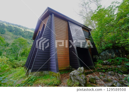 The closed Osawa hut on the Mt. Harinoki hiking trail 129589508