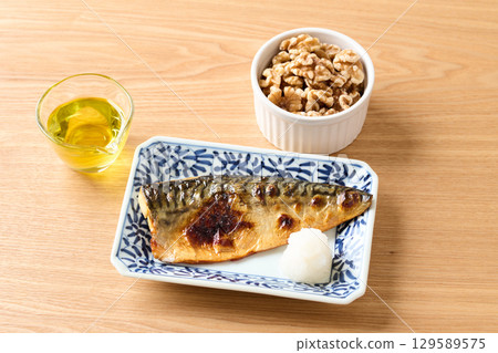Foods rich in omega-3 fatty acids: walnuts, mackerel, perilla oil 129589575