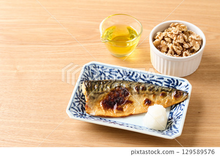 富含 Omega-3 脂肪酸的食物：核桃、鯖魚、紫蘇油 129589576