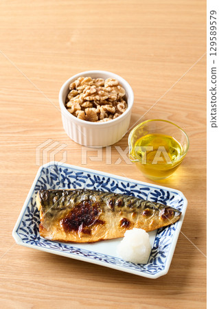 Foods rich in omega-3 fatty acids: walnuts, mackerel, perilla oil Foods rich in omega-3 fatty acids: walnuts, mackerel, perilla oil 129589579