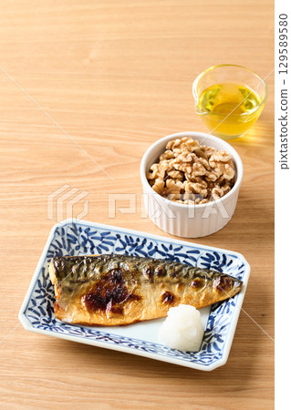 富含 Omega-3 脂肪酸的食物：核桃、鯖魚、紫蘇油 129589580