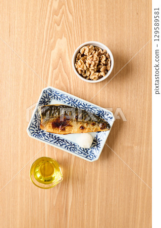 富含 Omega-3 脂肪酸的食物：核桃、鯖魚、紫蘇油 129589581