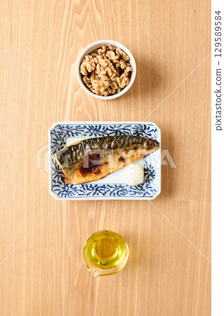 Foods rich in omega-3 fatty acids: walnuts, mackerel, perilla oil Foods rich in omega-3 fatty acids: walnuts, mackerel, perilla oil 129589584