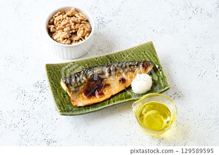 Foods rich in omega-3 fatty acids: walnuts, mackerel, perilla oil Foods rich in omega-3 fatty acids: walnuts, mackerel, perilla oil 129589595