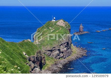 從神威岬（北海道積丹町）的觀景台眺望神威岩 129589979