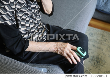 Elderly woman measuring oxygen concentration Elderly woman measuring oxygen concentration 129590301