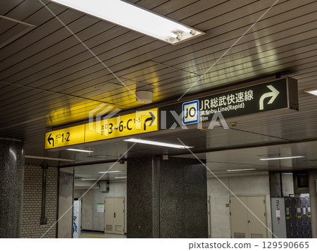 地鐵站連接通道內張貼的出站及轉乘訊息 129590665