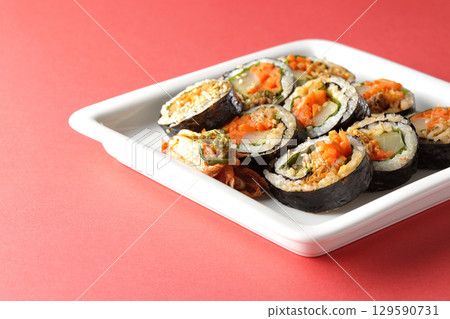 Korean-style seaweed roll kimbap 129590731