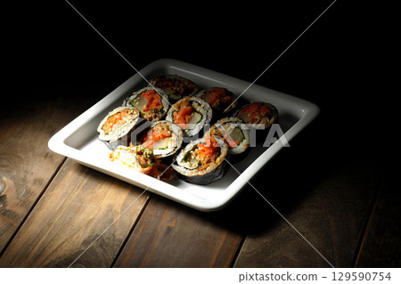 Korean-style seaweed roll kimbap 129590754
