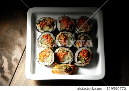 Korean-style seaweed roll kimbap 129590770