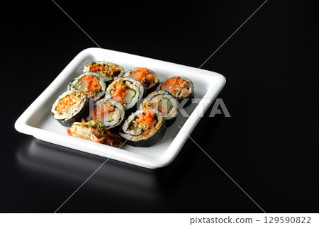 在黑色背景下拍攝的韓式紫菜捲 129590822