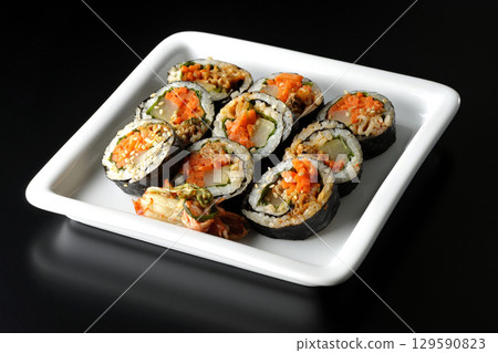 在黑色背景下拍攝的韓式紫菜捲 129590823