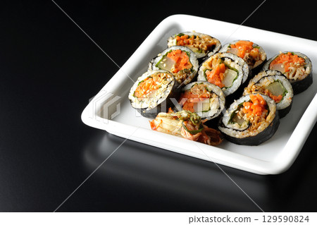 在黑色背景下拍攝的韓式紫菜捲 在黑色背景下拍攝的韓式紫菜捲 129590824