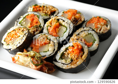 在黑色背景下拍攝的韓式紫菜捲 129590826