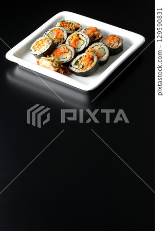 在黑色背景下拍攝的韓式紫菜捲 129590831