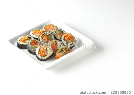 白色背景下拍攝的韓式海苔卷紫菜包飯 白色背景下拍攝的韓式海苔卷紫菜包飯 129590930